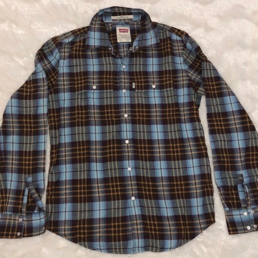 Levi’s plaid shirt